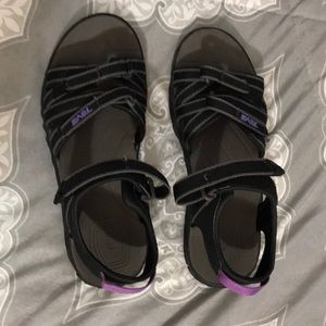 Girls size 2 teva y tirra